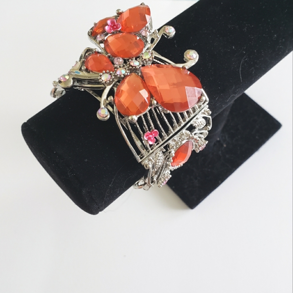 NEW. Butterfly Wire & Stone Bracelet